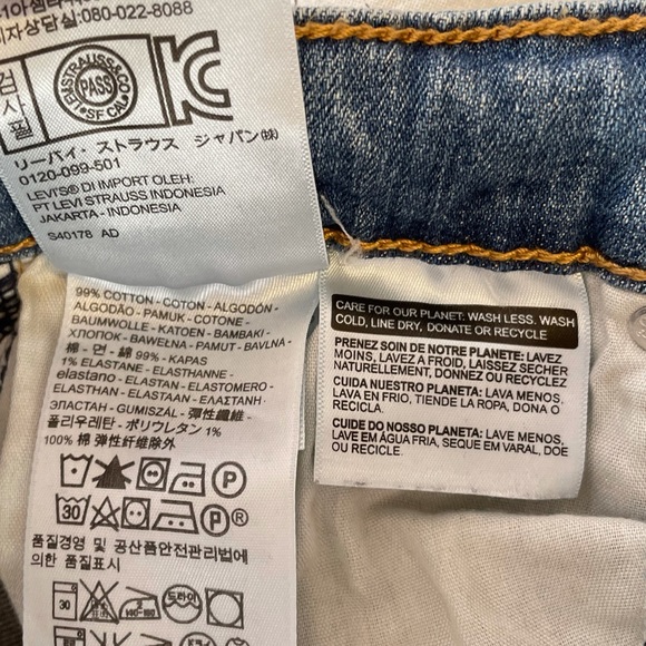 Levi’s High Waisted Flared Leg Jeans - Picture 9 of 16